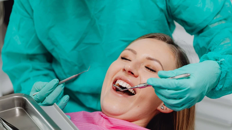 Bỏ qua khám răng định kỳ là một trong những sai lầm mà nhiều người mắc phải