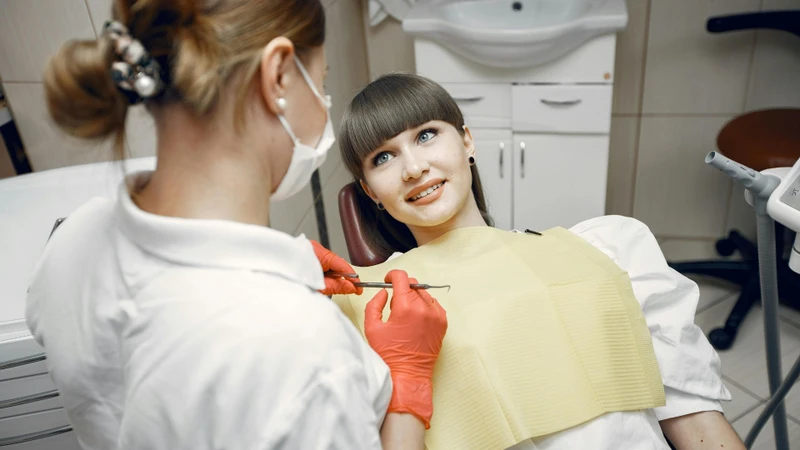 Bạn cần đến khám bác sĩ nếu tình trạng đau răng và ê buốt kéo dài