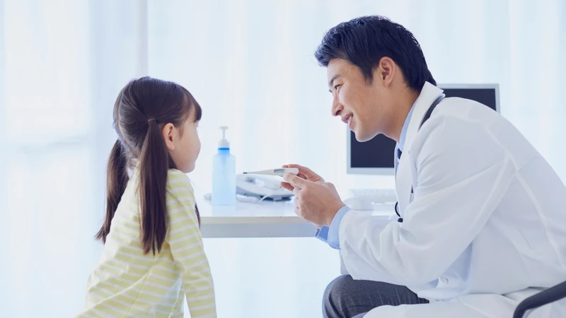 Trẻ cần được đưa đi khám ngay nếu xuất hiện các bất thường như vết ban da không nhạt dần mà sẫm màu hơn, lan nhanh hay sốt cao trở lại
