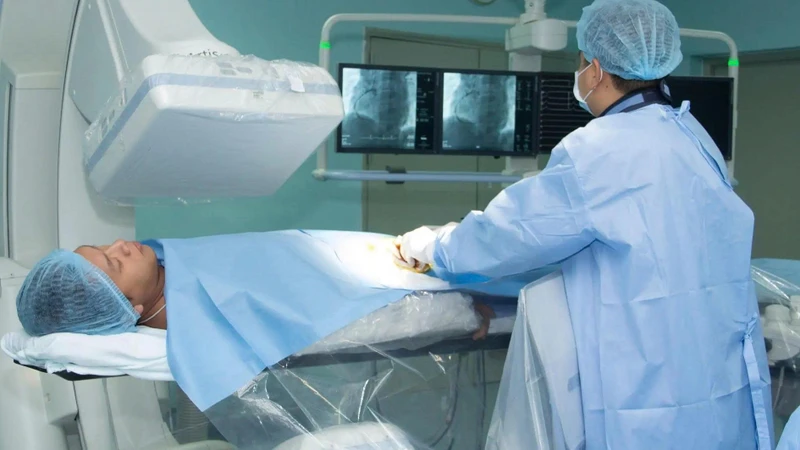 Chụp DSA động mạch vành giúp phát hiện hẹp hoặc tắc nghẽn mạch vành, hỗ trợ chẩn đoán và xác định nguyên nhân suy tim