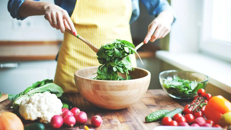 Áp dụng một chế độ ăn cân bằng và lành mạnh là cách hiệu quả để bảo vệ tim