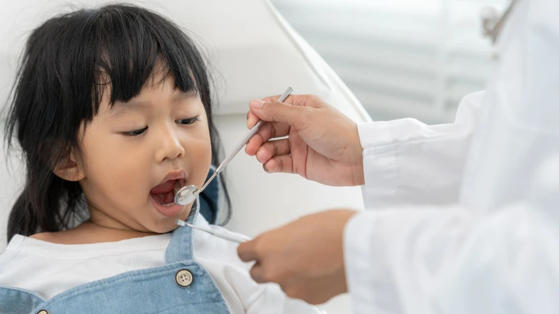 Quan sát khoang miệng giúp hỗ trợ chẩn đoán tay chân miệng sớm