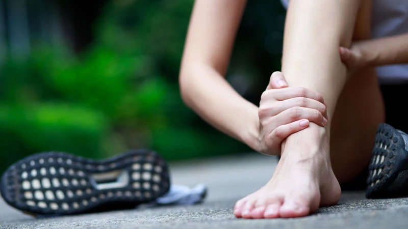 Chấn thương cổ chân thường do cử động xoay đột ngột