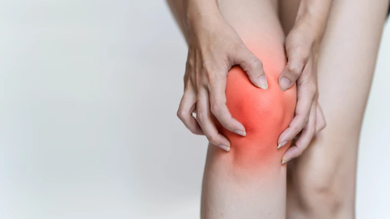 Người bị chấn thương đầu gối thường cảm thấy đau tại vùng khớp, có thể đau nhói ngay khi xảy ra va chạm hoặc âm ỉ kéo dài sau đó
