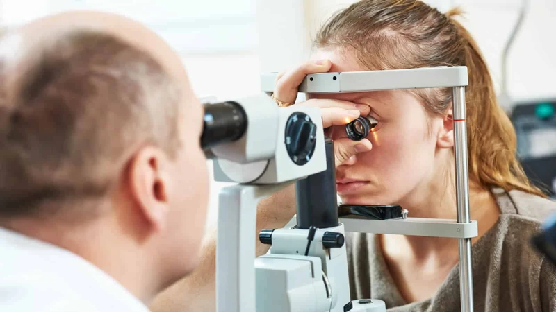 Việc thăm khám bởi bác sĩ chuyên khoa mắt là cần thiết để xác định mức độ tổn thương và có chỉ định điều trị phù hợp