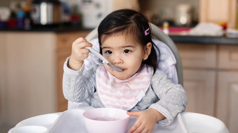 Bé khoảng 7 - 8 tháng tuổi có thể bắt đầu làm quen với các món cháo cá chép