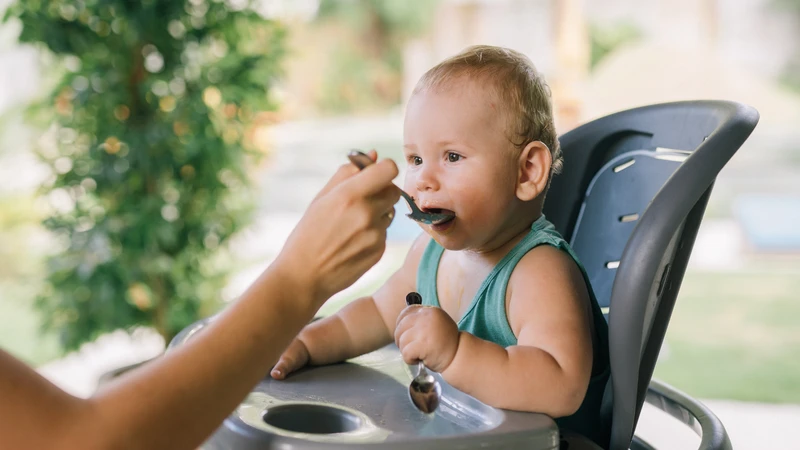 Nên bắt đầu với một lượng nhỏ để theo dõi phản ứng của cơ thể bé