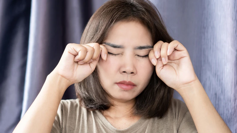 Trong quá trình hồi phục, người bệnh cần tránh dụi mắt, nặn chắp hoặc trang điểm vùng mắt
