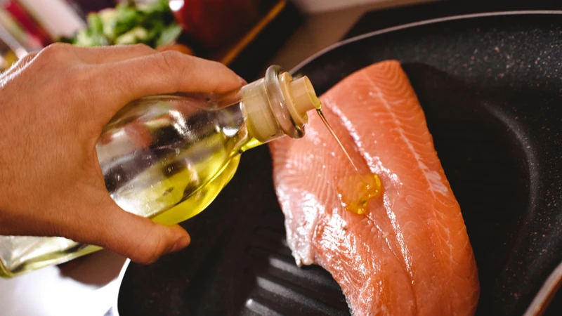 Ưu tiên bổ sung từ các nguồn như dầu ô liu, dầu hướng dương, cá hồi