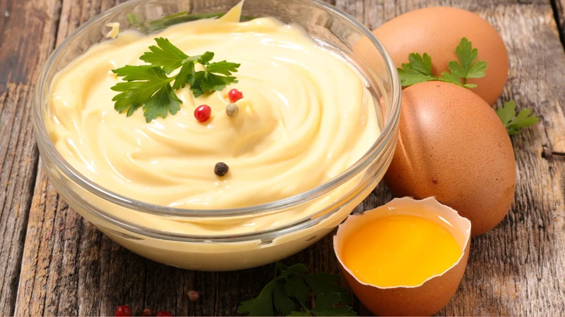 Lòng đỏ trứng hỗ trợ nhũ hóa khi làm sốt mayonnaise