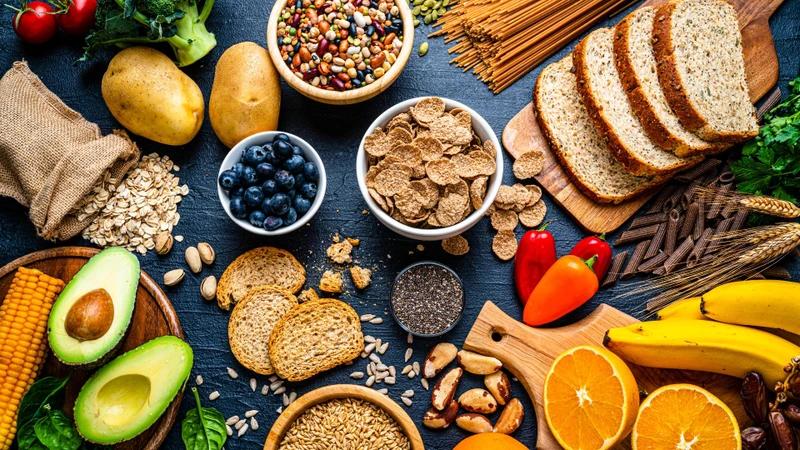 Chất xơ hòa tan và chất xơ không hòa tan đều cần thiết cho hệ tiêu hóa, mỗi loại đảm nhiệm một vai trò riêng