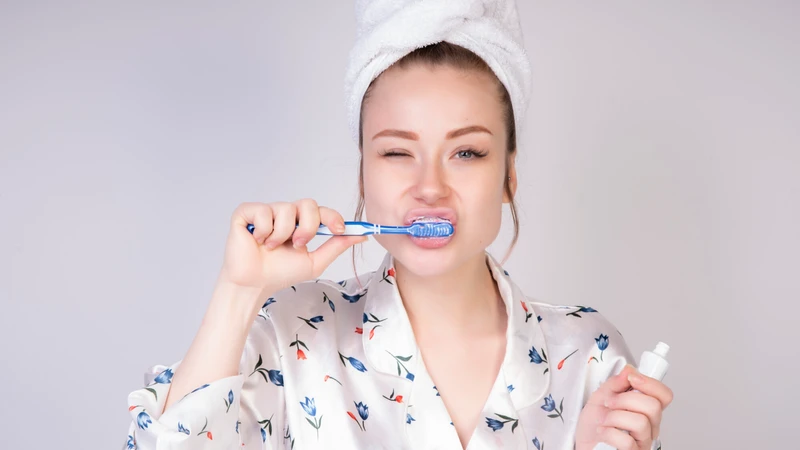 Chải răng quá mạnh hoặc dùng bàn chải lông cứng làm tổn thương nướu