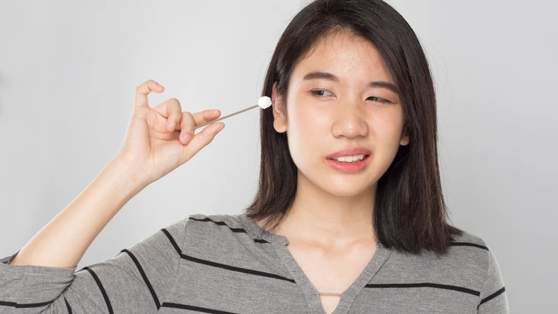 Không nên dùng các vật nhọn, cứng hoặc bông tăm để ngoáy ráy tai