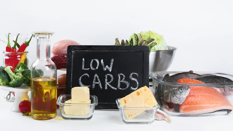Chế độ ăn low carb tập trung vào việc giảm thiểu lượng carbohydrate, tăng cường tỉ lệ chất đạm và chất béo lành mạnh trong khẩu phần ăn