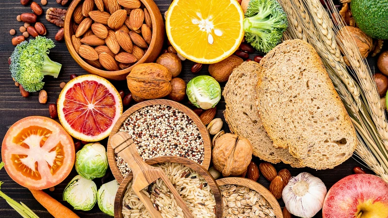 ​​Chế độ ăn uống lành mạnh và vận động đều đặn giúp duy trì huyết áp ổn định