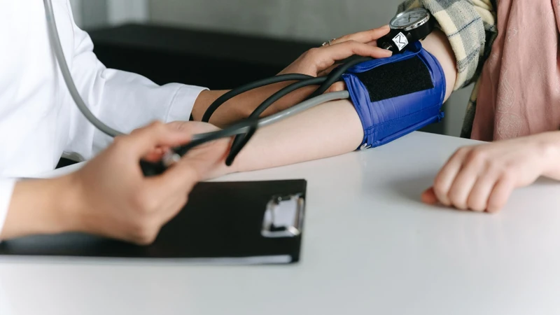 Bác sĩ theo dõi nhiều chỉ số để đánh giá tình trạng người bệnh trước khi lựa chọn phương pháp hỗ trợ phù hợp