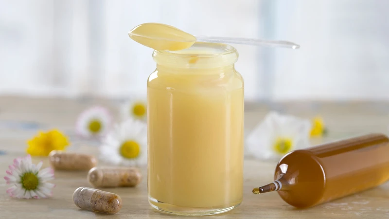 Chỉ dùng 1 thìa cà phê sữa ong chúa tươi mỗi ngày để cơ thể hấp thụ tốt nhất