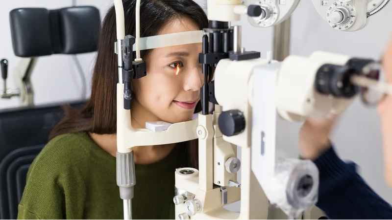 Thăm khám trước phẫu thuật giúp đánh giá toàn diện tình trạng mắt và thị lực bệnh nhân