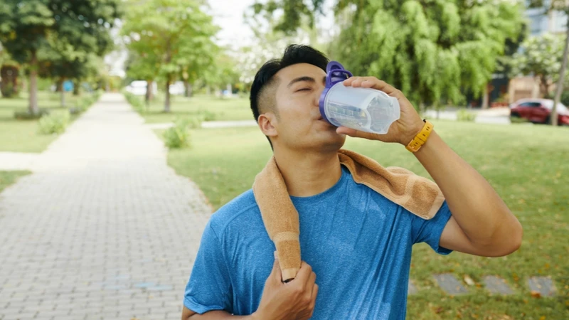 Uống đủ nước mỗi ngày giúp hạn chế hình thành và lắng đọng sỏi thận