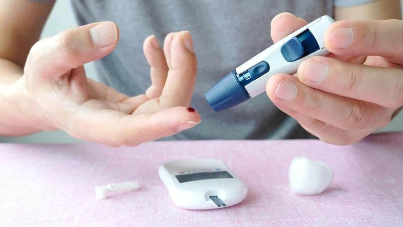 Người bệnh có thể theo dõi đường huyết trước và sau bữa ăn có ngô nếp