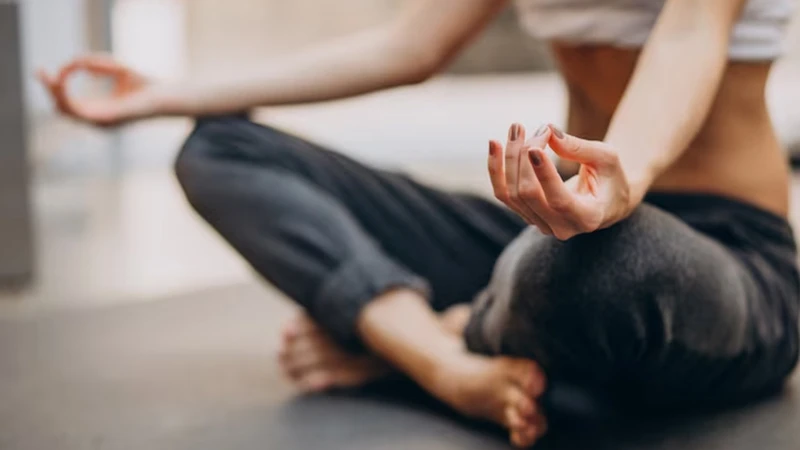 Tập yoga sau bữa tối giúp cơ thể điều hòa đường huyết, nhưng tránh tập quá muộn để không mất ngủ