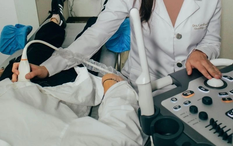 Nếu bạn xét nghiệm có hồng cầu trong nước tiểu thì nên đi khám để được chẩn đoán và điều trị kịp thời