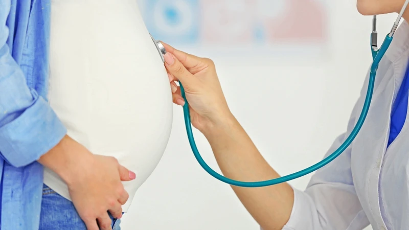 Mẹ bầu nên theo dõi và tái khám định kỳ để kiểm soát tiểu đường thai kỳ
