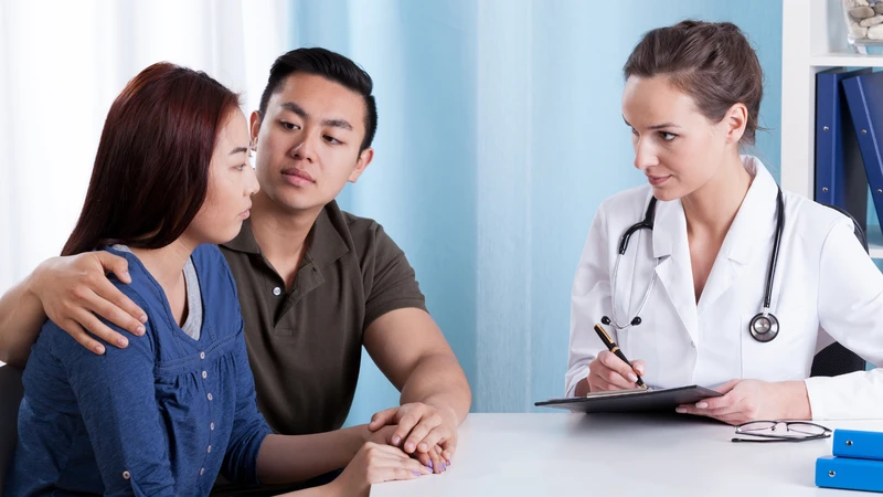 Đối với các cặp vợ chồng đang có kế hoạch sinh con, nên khám sức khỏe tiền hôn nhân và tầm soát gen thalassemia
