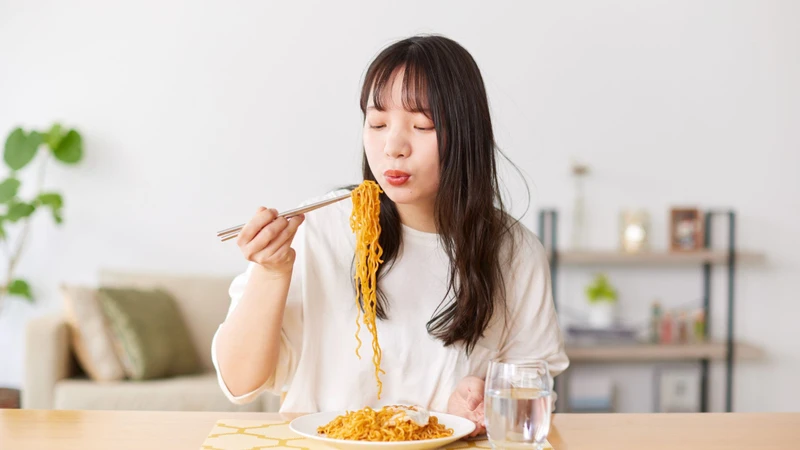 Cho con bú ăn mì tôm được không? Tác hại của mì tôm đối với mẹ sau sinh 1