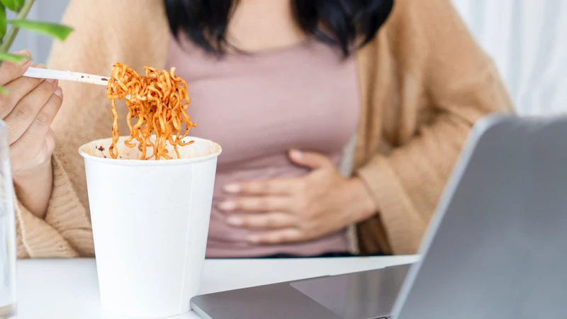 Cho con bú ăn mì tôm được không? Tác hại của mì tôm đối với mẹ sau sinh 4