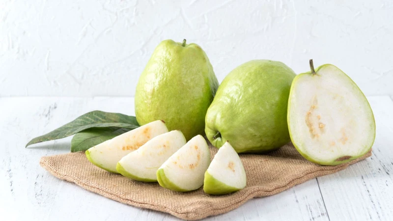 Cho con bú ăn ổi được không và những điều mẹ cần biết 1