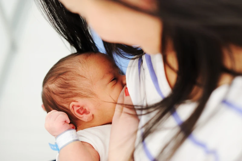 Cho con bú ăn sầu riêng được không? Nhóm trái cây tốt cho mẹ bỉm sau sinh 5