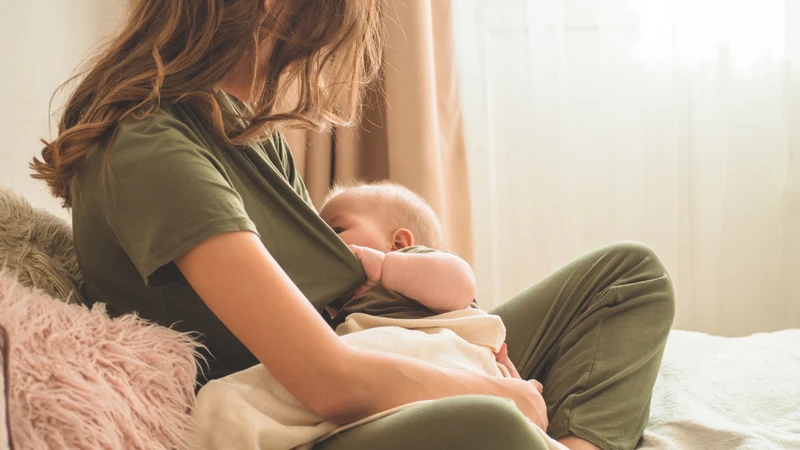 Bé ngủ thiếp đi khi đang bú mẹ dễ nắm bắt núm vú không đúng cách
