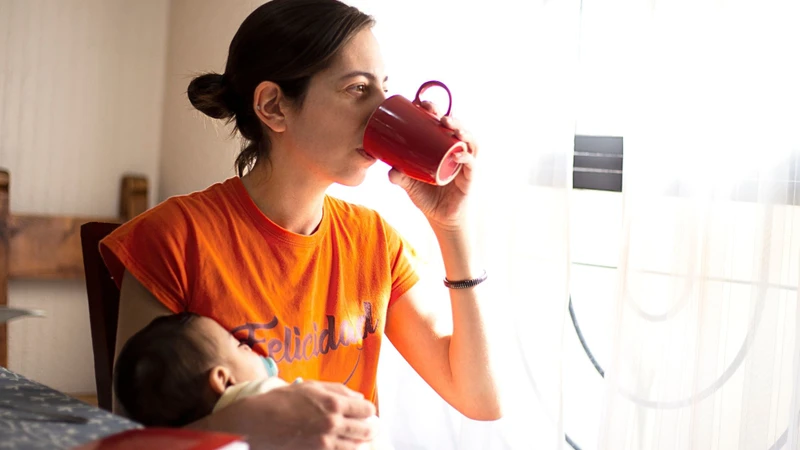 Cho con bú uống cafe được không? Cách có thêm năng lượng tự nhiên cho mẹ  1