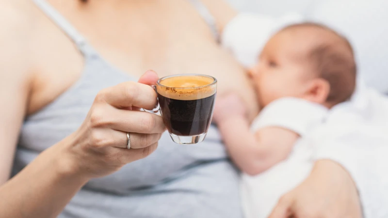 Cho con bú uống cafe được không? Cách có thêm năng lượng tự nhiên cho mẹ  2