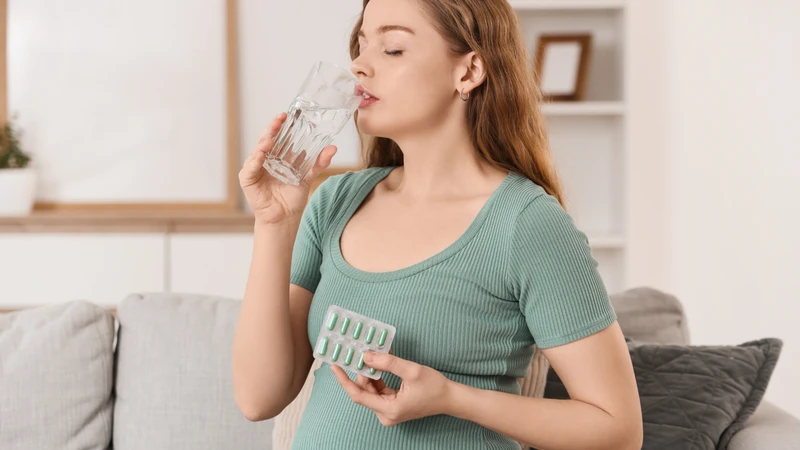 Cho con bú uống paracetamol được không là thắc mắc của nhiều mẹ