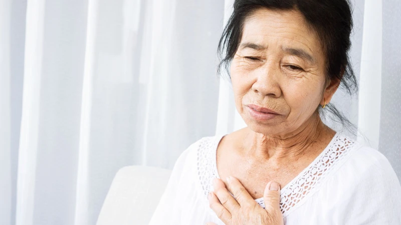 Chọc dịch màng phổi được chỉ định khi tràn dịch gây khó thở hoặc cần xác định nguyên nhân
