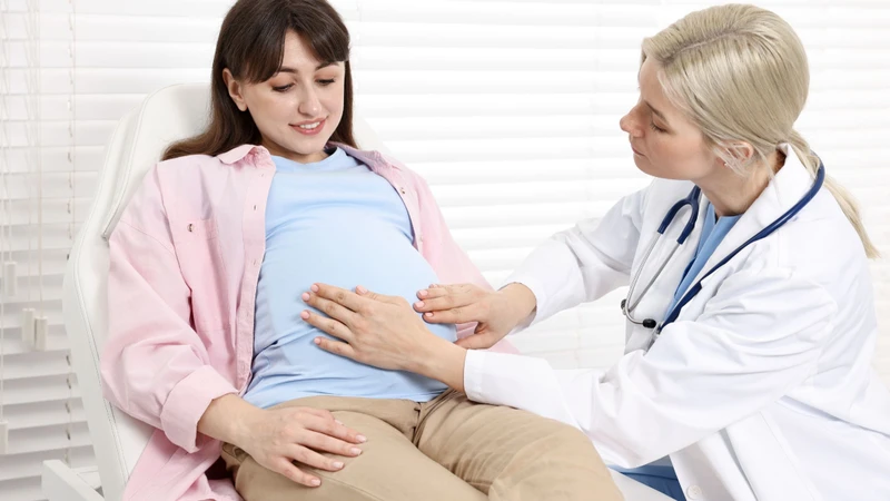 Sau thủ thuật, mẹ bầu nên ở lại cơ sở y tế từ 1 đến 2 giờ để theo dõi và kiểm tra nhịp tim thai, tình trạng tử cung