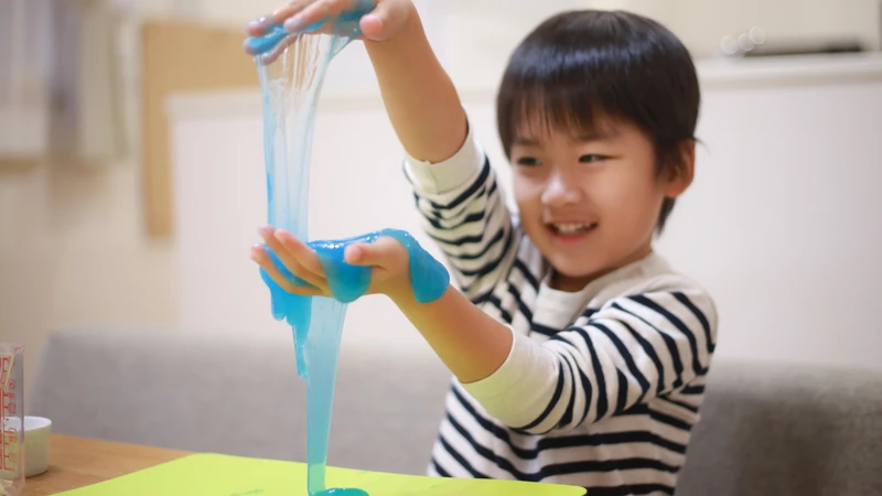 Nhiều phụ huynh băn khoăn liệu cho trẻ chơi slime có bị ung thư không
