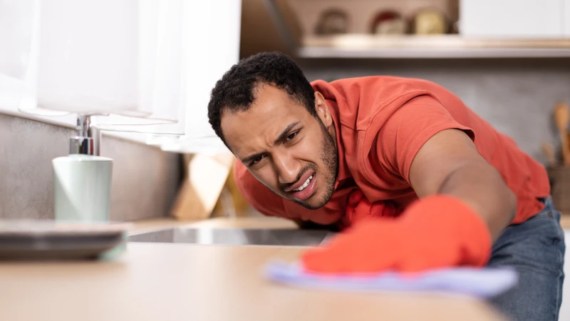 Nhiều yếu tố có thể tác động đến tính cách cầu toàn của một người