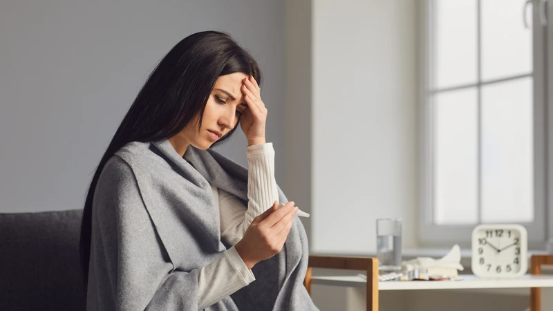 Sốt cao kèm đau bụng là dấu hiệu cảnh báo nhiễm trùng hậu sản cần được xử lý ngay