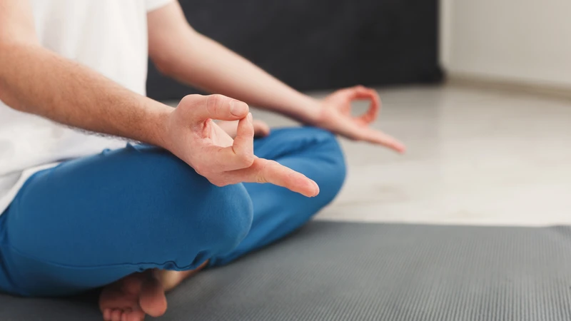 Hít thở sâu, tập yoga hoặc thiền đều đặn giúp hệ thần kinh tự chủ ổn định và cơ thể thư giãn hơn