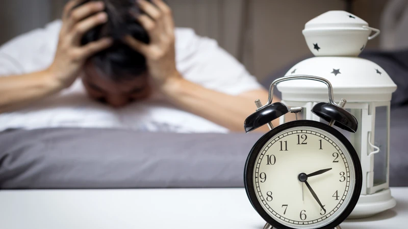 Mất ngủ kéo dài khiến tinh thần suy giảm, sinh hoạt khó khăn, nên sớm thăm khám bác sĩ