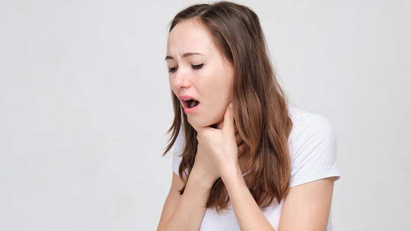 Không nên tự ý mua kháng sinh khi mới đau họng