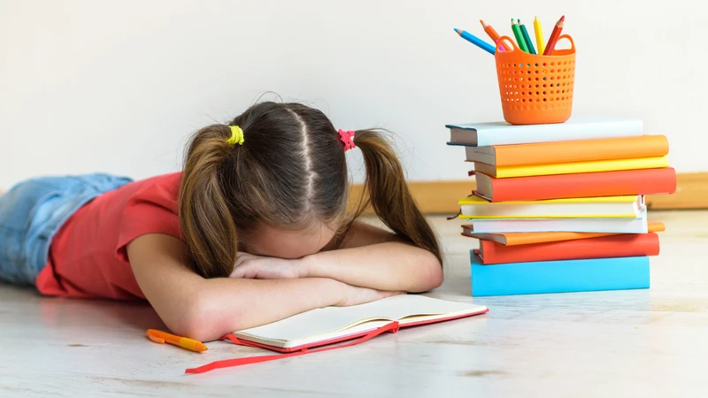 Chứng khó viết có biểu hiện đa dạng và thay đổi theo độ tuổi