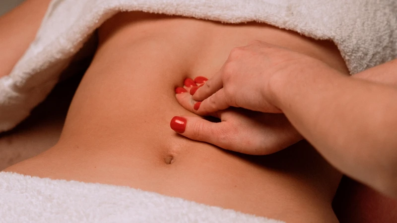 Kết hợp chườm nóng và massage nhẹ giúp giảm căng tức bụng, thư giãn cơ thể hiệu quả