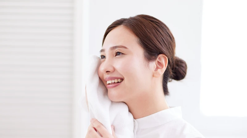 Sử dụng khăn mềm chườm mắt, giúp làm dịu và giảm căng tức vùng mắt