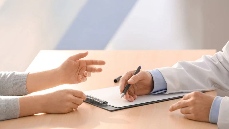 Hãy đi khám bác sĩ khi triệu chứng kéo dài hoặc kèm dấu hiệu cảnh báo