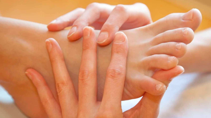 Xoa bóp giúp cơ bàn chân thư giãn sau khi bị chuột rút