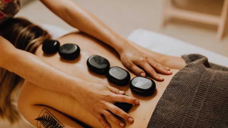 Massage cơ nhẹ nhàng giúp thư giãn cơ lưng và giảm nguy cơ chuột rút